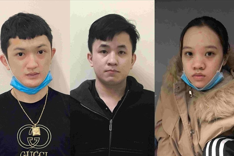 Các đối tượng Nguyễn Sanh Thời, Võ Linh và Phạm Thị Huyền Nhung (từ trái qua phải) tại cơ quan công an. Ảnh: Trọng Tuấn