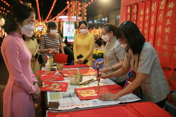 Khu vực tặng chữ thu hút sự quan tâm của nhiều người đến vui chơi tại Trung tâm Văn hóa quận 5.