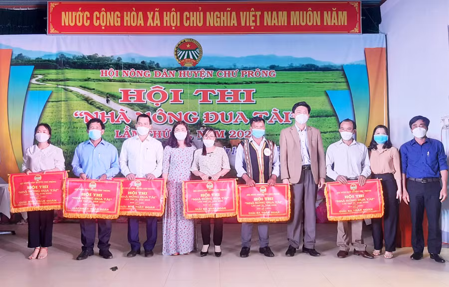 Ban tổ chức trao giải nhất, nhì, ba toàn đoàn cho các đội có phần thi xuất sắc. Ảnh: Hồng Thương