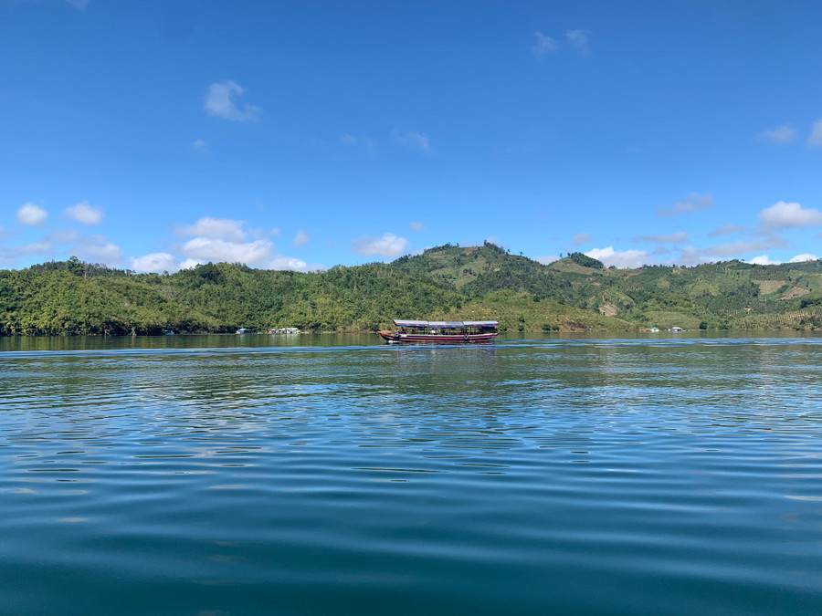 Một thuyền chở khách du lịch trên hồ Tà Đùng. Ảnh: Thanh Quân