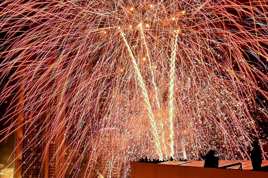 Pháo hoa đêm giao thừa trên sông Chao Phraya ở Bangkok, Thái Lan. Ảnh: AFP Pháo hoa đêm giao thừa trên sông Chao Phraya ở Bangkok, Thái Lan. Ảnh: AFP