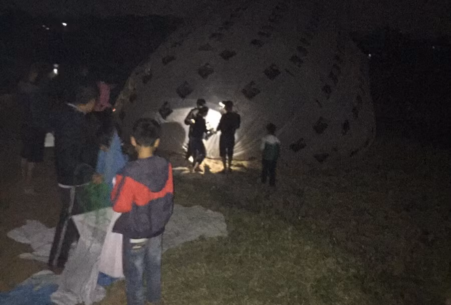 "Vật thể lạ" rơi tại cánh đồng ở xã Đông Thành (H.Thanh Ba). ẢNH: CTV