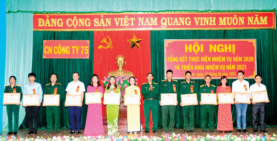 Công ty 75 khen thưởng các cá nhân hoàn thành xuất sắc nhiệm vụ năm 2020. Ảnh: Thiên Thanh Công ty 75 khen thưởng các cá nhân hoàn thành xuất sắc nhiệm vụ năm 2020. Ảnh: Thiên Thanh