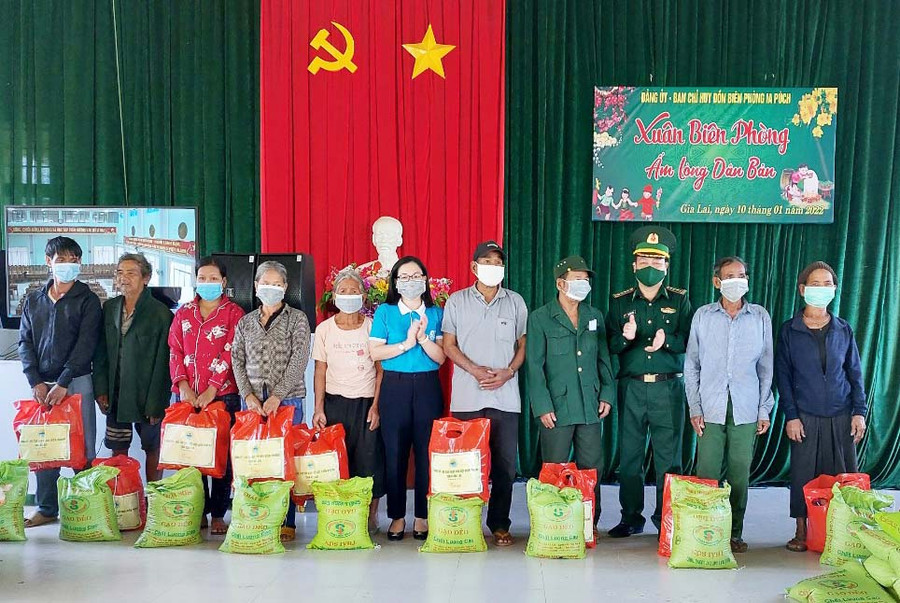 Bộ đội Biên phòng tỉnh tổ chức chương trình “Xuân Biên phòng ấm lòng dân bản” tại xã Ia Púch, huyện Chư Prông. Ảnh: Vĩnh Hoàng