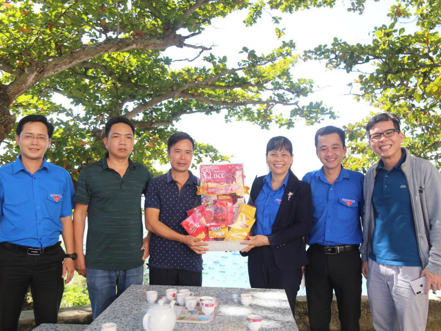 Ban tổ chức chương trình tặng quà cho Trạm hải đăng Nhơn Châu. Ảnh: Nguyễn Vân