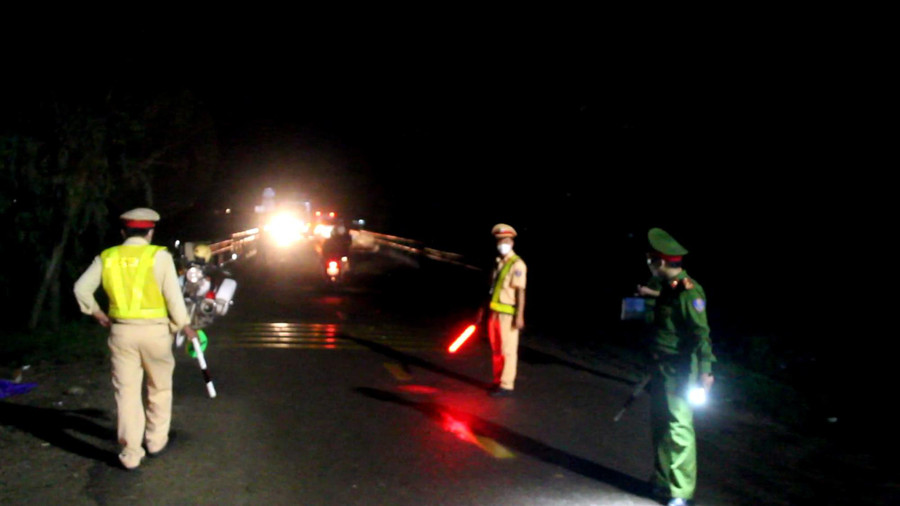 Hiện trường vụ tai nạn liên hoàn khiến 2 người chết và nhiều người bị thương do tài xế Nguyễn Văn Thâu (người có sổ điều trị tâm thần) điều khiển xe đầu kéo gây ra tại Bình Định. Ảnh: Bảo Thoa  Hiện trường vụ tai nạn liên hoàn khiến 2 người chết và nhiều người bị thương do tài xế Nguyễn Văn Thâu (người có sổ điều trị tâm thần) điều khiển xe đầu kéo gây ra tại Bình Định. Ảnh: Bảo Thoa