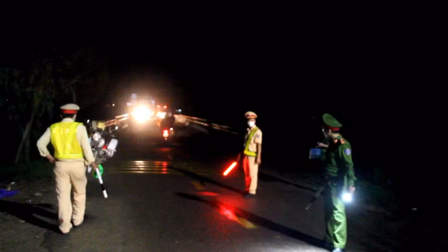  Hiện trường vụ tai nạn liên hoàn khiến 2 người chết và nhiều người bị thương do tài xế Nguyễn Văn Thâu (người có sổ điều trị tâm thần) điều khiển xe đầu kéo gây ra tại Bình Định. Ảnh: Bảo Thoa