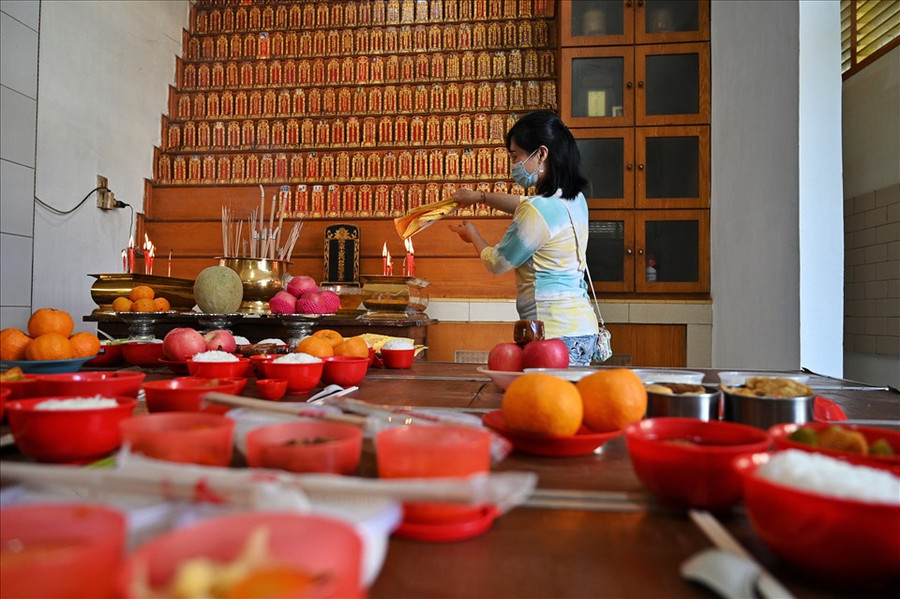 Thắp hương cho tổ tiên là truyền thống tốt đẹp mỗi dịp Tết Nguyên đán ở Châu Á. Trong ảnh là một phụ nữ người Hoa thắp hương cho tổ tiên ngày 29 Tết Nhâm Dần ở Banda Aceh, Indonesia. Ảnh: AFP