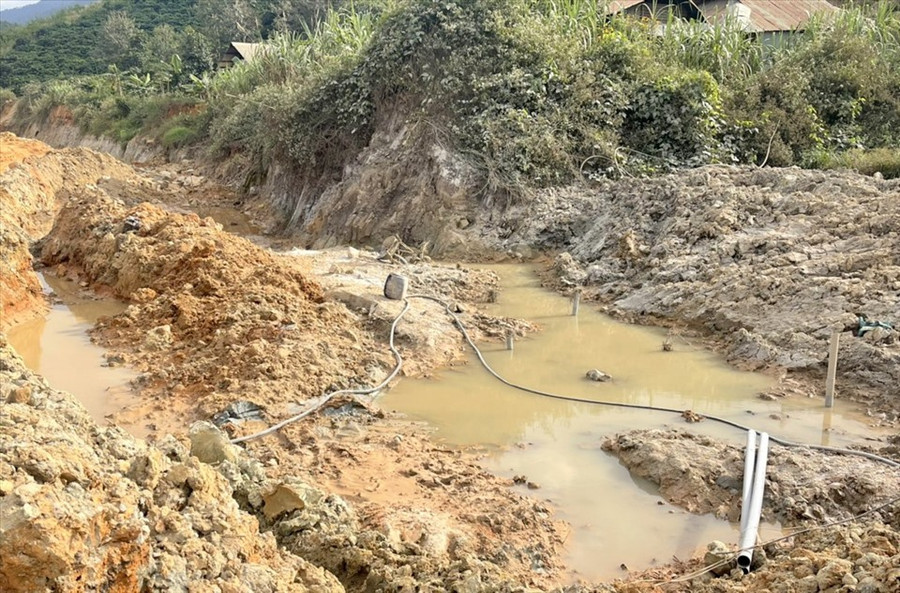 Việc thi công Công trình thủy lợi Suối Đá đã chậm tiến độ đến hơn 2 năm nhưng vẫn ngổn ngang. Ảnh: Phan Tuấn