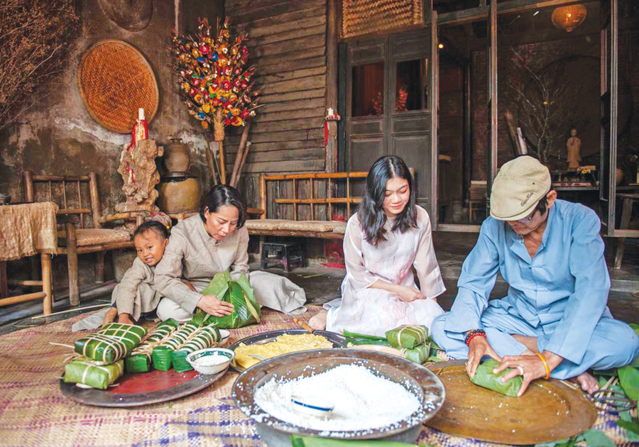 Gói bánh chưng, bánh tét ngày Tết. Ảnh: Hoàng Hải