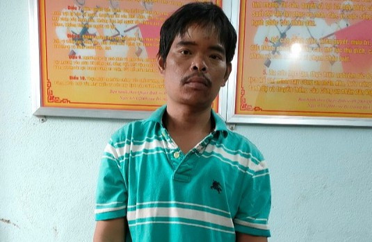 Bnướch Cao bị người dân khống chế, giao cho công an Ảnh: Công an Quảng Nam