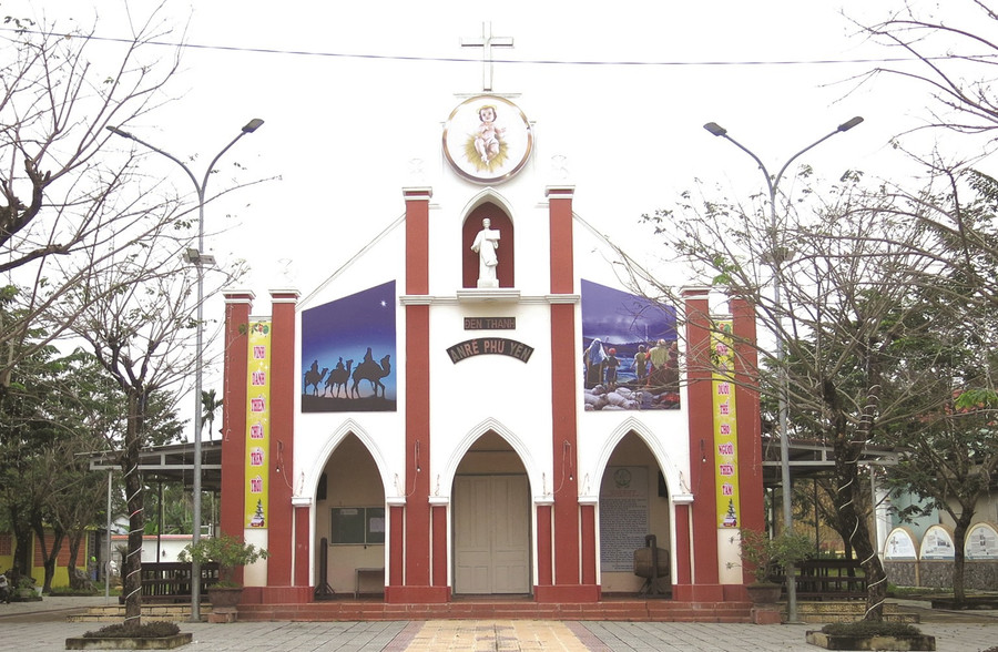 Đền Thánh Andre Phú Yên và những ngôi mộ cổ còn sót lại được ghi nhận là nơi các giáo sĩ truyền đạo và cũng là nơi khai sinh chữ Quốc ngữ.