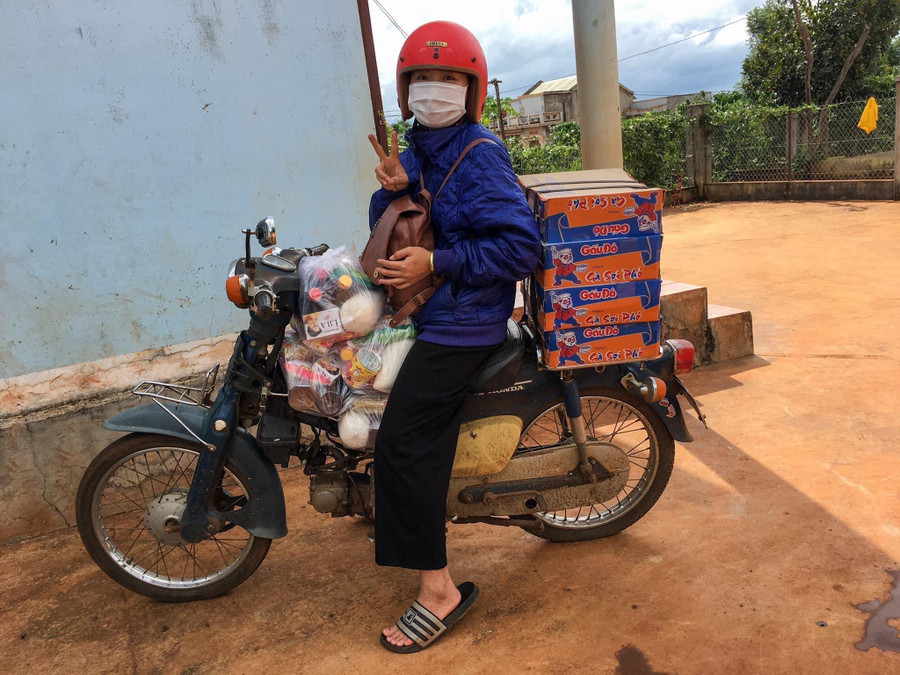 Chiếc xe Cub 50 đã đồng hành cùng Trang trên mọi nẻo đường trao gửi yêu thương. Ảnh: NVCC