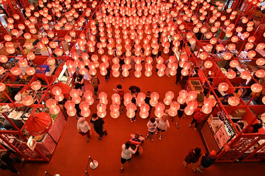 Trung tâm mua sắm được trang trí bằng đèn lồng rực rỡ trước Tết Nguyên đán ở Jakarta, Indonesia. Ảnh: AFP