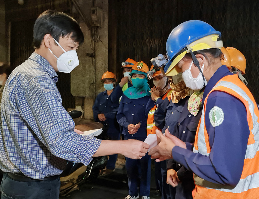 Chủ tịch UBND TP. Pleiku tặng quà động viên công nhân Công ty cổ phần CTĐT Gia Lai đang làm công tác vệ sinh tại khu vực Trung tâm thương mại TP. Pleiku. Ảnh: Bá Bính