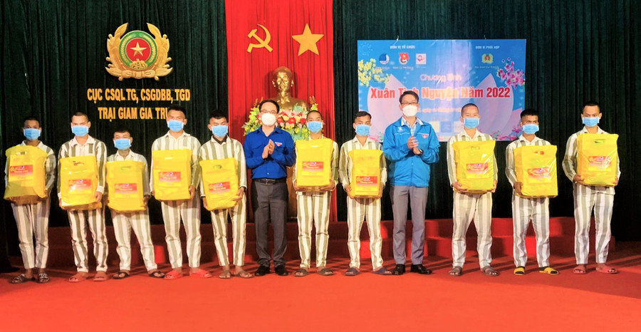 Hội LHTN tỉnh tặng quà cho 10 phạm nhân trong độ tuổi TN cải tạo tốt. Ảnh: Hà Đức Thành