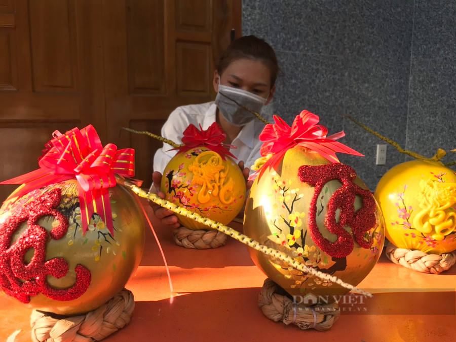 Năm nay, mặc dù nguyên liệu nhập vào tăng từ 6-7%, nhưng gia đình anh Tiến vẫn quyết định giảm giá 5% cho từng sản phẩm. Ảnh: C.T Năm nay, mặc dù nguyên liệu nhập vào tăng từ 6-7%, nhưng gia đình anh Tiến vẫn quyết định giảm giá 5% cho từng sản phẩm. Ảnh: C.T