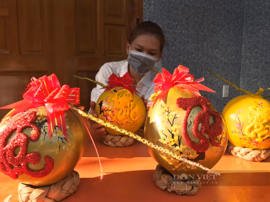 Năm nay, mặc dù nguyên liệu nhập vào tăng từ 6-7%, nhưng gia đình anh Tiến vẫn quyết định giảm giá 5% cho từng sản phẩm. Ảnh: C.T