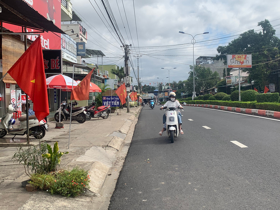 Tất cả con đường, ngõ hẻm tại thị xã Ayun Pa đều rực rỡ cờ hoa chào đón năm mới. Ảnh: Vũ Chi