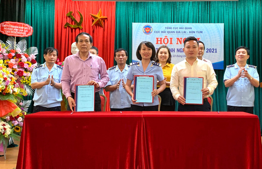 Cục Hải quan Gia Lai-Kon Tum ký kết biên bản ghi nhớ hợp tác với doanh nghiệp ngày 23-4-2021. Ảnh: Hà Duy