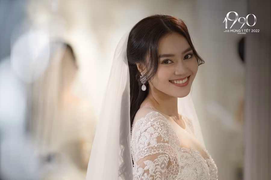 Lan Ngọc khiến fan thích thú khi diện váy cưới trong phim. Ảnh: ĐPCC