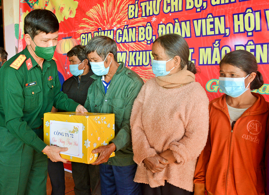 Lãnh đạo Công ty 72 tặng quà cho người nghèo xã Ia Pnôn (huyện Đức Cơ0. Ảnh: Sơn Tùng Lãnh đạo Công ty 72 tặng quà cho đồng bào xã Ia Pnôn, huyện Đức Cơ. Ảnh: Sơn Tùng