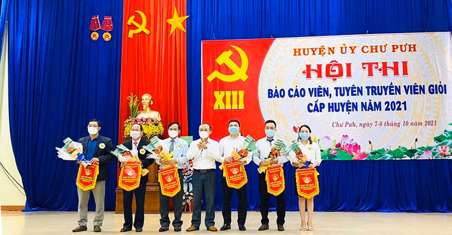 Tặng cờ cho các đơn vị dự thi báo cáo viên, tuyên truyền viên giỏi huyện Chư Pưh năm 2021. Ảnh: Quang Tấn 