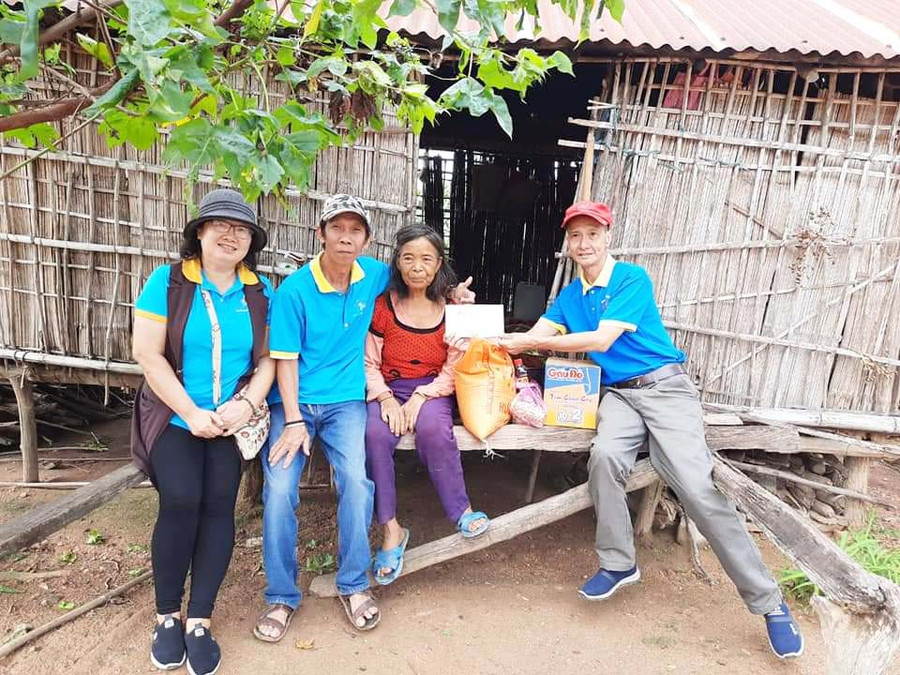 Bà Phan Thị Nhung (bìa trái) cùng các thành viên Câu lạc bộ Tấm lòng vàng An Khê tặng quà cho hộ nghèo ở huyện Đak Pơ (ảnh chụp trước tháng 4-2021).