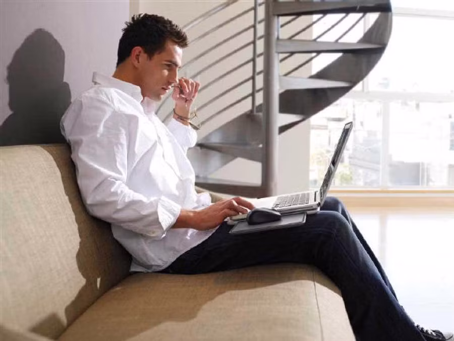 Nên mặc đồ rộng rãi, giảm ngồi, tránh đặt máy tính xách tay trên đùi...Ảnh: Shutterstock