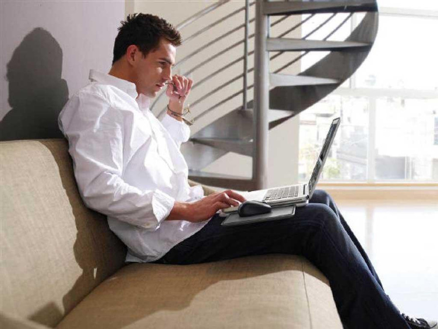 Nên mặc đồ rộng rãi, giảm ngồi, tránh đặt máy tính xách tay trên đùi...Ảnh: Shutterstock