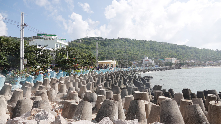 Khu vực mặt biển Nhơn Châu sẽ được xây dựng đường, trồng cây xanh, trang trí để làm mặt tiền phát triển du lịch. Ảnh:hoàng trọng