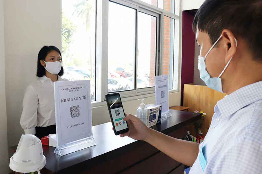 Du lịch Quảng Ninh dịp đầu năm: Du khách khai báo y tế trước khi xuống tàu tham quan Vịnh Hạ Long. Ảnh: CTT Quảng Ninh