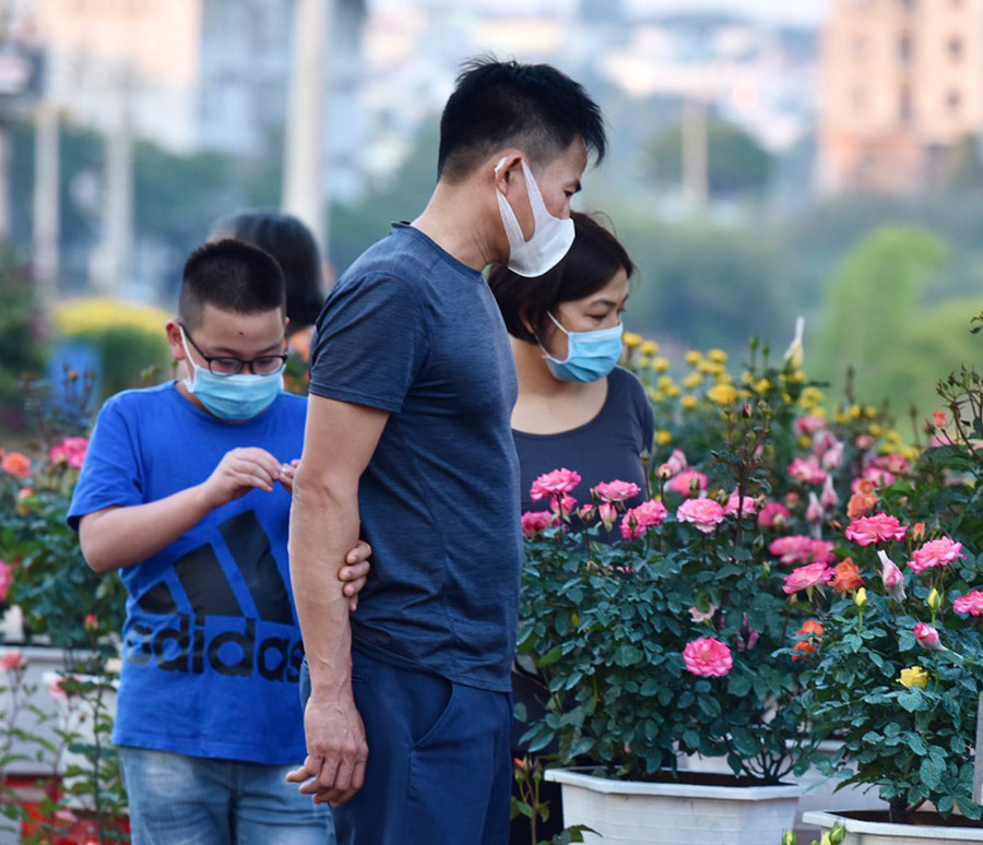  Người dân tham quan chợ hoa khu vực suối Hội Phú (phường Hội Thương, TP. Pleiku). Ảnh: Hồ Anh Tiến