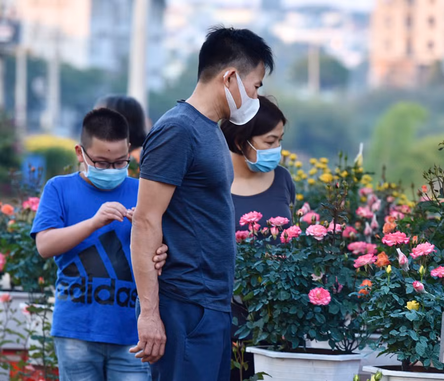 Người dân tham quan chợ hoa khu vực suối Hội Phú (phường Hội Thương, TP. Pleiku). Ảnh: Hồ Anh Tiến Người dân tham quan chợ hoa khu vực suối Hội Phú (phường Hội Thương, TP. Pleiku). Ảnh: Hồ Anh Tiến