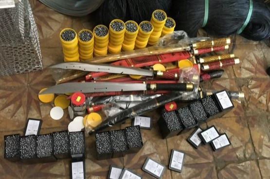 Công an H.Đức Trọng thu giữ nhiều hung khí, đạn, pháo nổ trong đợt cao điểm phòng chống tội phạm. Ảnh: Lâm Viên