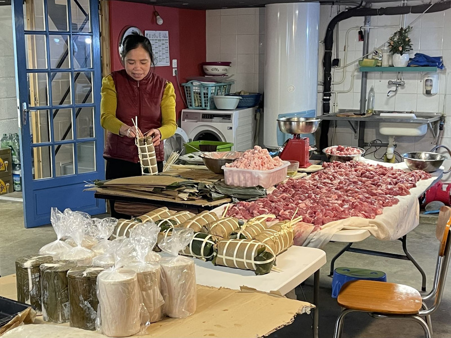 Bà con kiều bào ở Vitré gói giò bằng lá chuối. Ảnh: Thu Hà Bà con kiều bào ở Vitré gói giò bằng lá chuối. Ảnh: Thu Hà