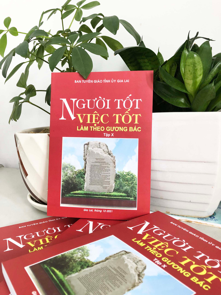 Sách “Người tốt, việc tốt làm theo gương Bác” (tập X). Ảnh: Phương Vi
