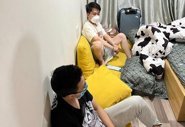 Tiến và Chiến (áo đen) bị tạm giữ. Ảnh: Văn Tiến