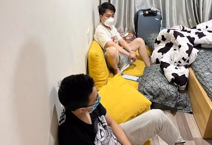 Tiến và Chiến (áo đen) bị tạm giữ. Ảnh: Văn Tiến