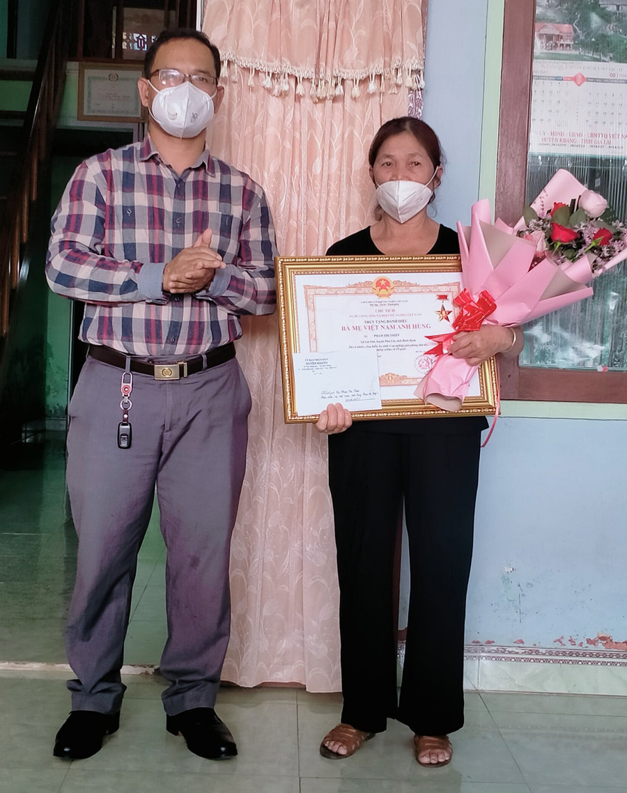 Thừa ủy quyền của Chủ tịch nước, Phó Chủ tịch UBND huyện Kbang trao Quyết định truy tặng danh hiệu Bà Mẹ Việt Nam Anh hùng cho thân nhân mẹ Phạm Thị Thiếp. Ảnh: Hồng Hạnh Phó Chủ tịch UBND huyện Kbang trao Quyết định truy tặng Danh hiệu Bà Mẹ Việt Nam Anh hùng của Chủ tịch nước cho thân nhân Mẹ VNAH Phạm Thị Thiếp. Ảnh: Hồng Hạnh
