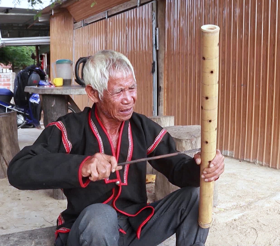 Ông Kpă Bum là nghệ nhân chế tác nhạc cụ dân gian tài hoa. Ảnh: Hoàng Ngọc