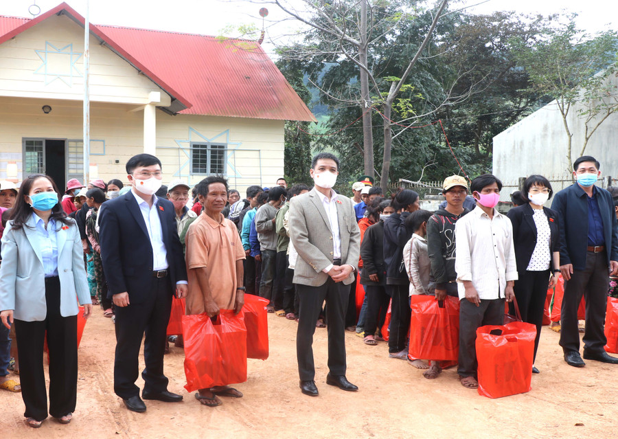 Đoàn đại biểu Quốc hội tỉnh Gia Lai tặng 300 suất quà cho hộ nghèo trên địa bàn xã Krong, huyện Kbang. Ảnh: Ngọc Minh