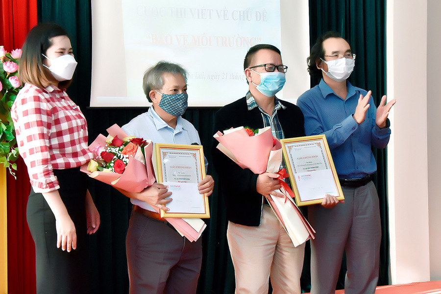 Bà Nguyễn Thị Kim Liên-Phó Giám đốc Văn phòng Tổng đại lý Prudential Gia Lai (bìa trái) và ông Khuất Đình Viện-Phó Tổng biên tập Báo Gia Lai (bìa phải) trao giải nhì cho các tác giả. Ảnh: Đức Thụy Bà Nguyễn Thị Kim Liên-Phó Giám đốc Văn phòng Tổng đại lý Prudential Gia Lai (bìa trái) và ông Khuất Đình Viện-Phó Tổng biên tập Báo Gia Lai (bìa phải) trao giải nhì cho các tác giả tại buổi lễ. Ảnh: Đức Thụy