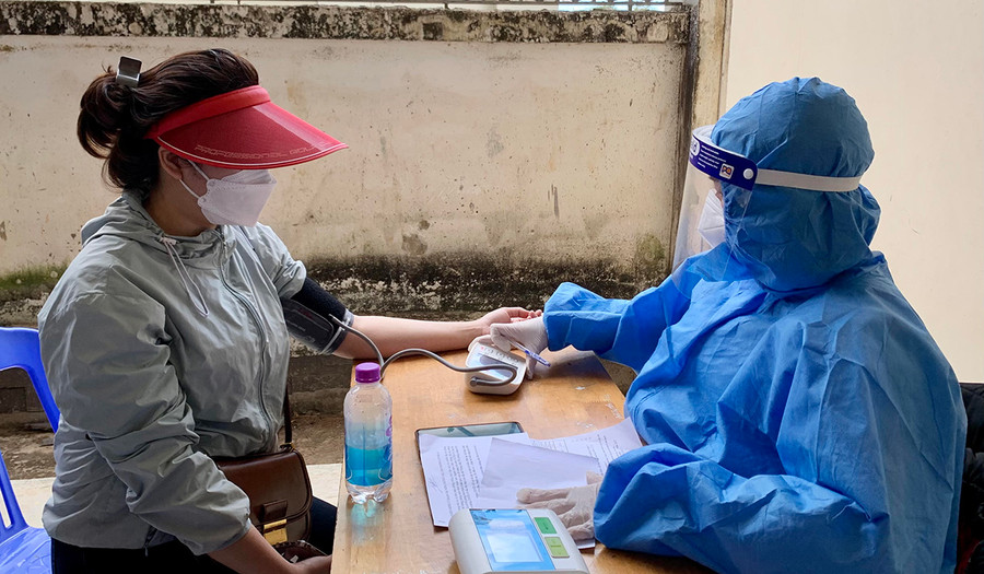  Khám sàng lọc trước khi tiêm vắc xin phòng Covid-19 cho người dân trên địa bàn TP. Pleiku. Ảnh: Như Nguyện