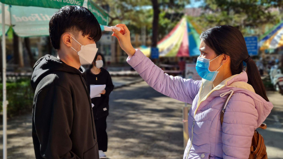 Người dân cần tuân thủ 5K, chấp hành nghiêm các quy định phòng-chống dịch. Ảnh: Như Nguyện 