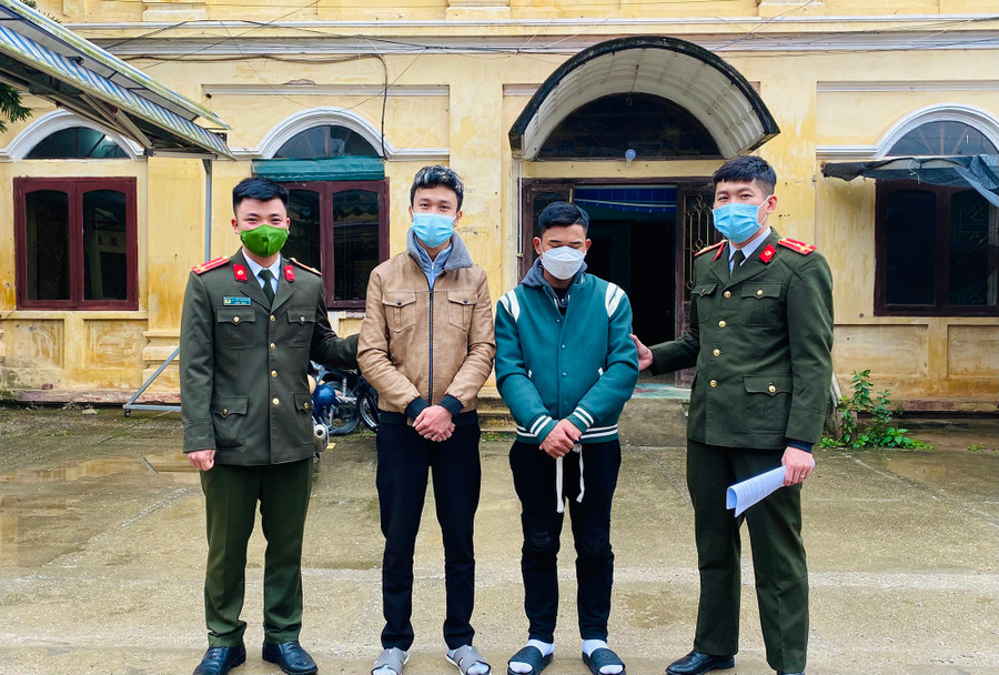 Bị can Nguyễn Phi Thịnh (trái) và Nguyễn Xuân Thìn. Ảnh: Hoàng Thơ