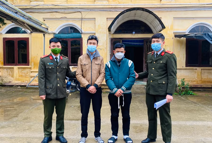 Bị can Nguyễn Phi Thịnh (trái) và Nguyễn Xuân Thìn. Ảnh: Hoàng Thơ