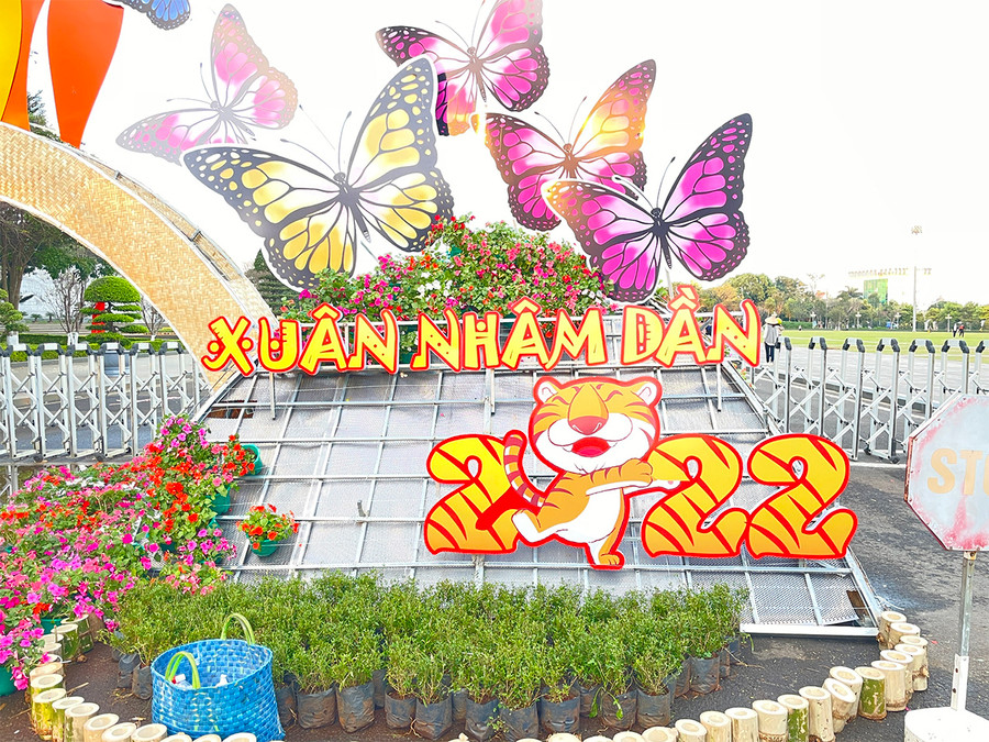  Nhiều ảnh linh vật khác cũng được trưng bày tại Quảng trường để tăng thêm sắc xuân