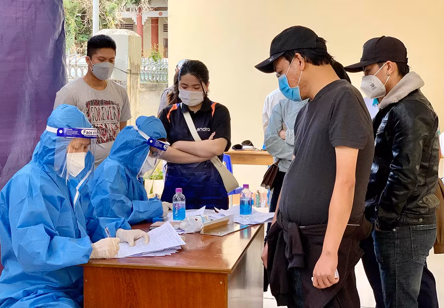  Người dân khai báo y tế trước khi tiêm vắc xin phòng Covid-19. Ảnh: Như Nguyện