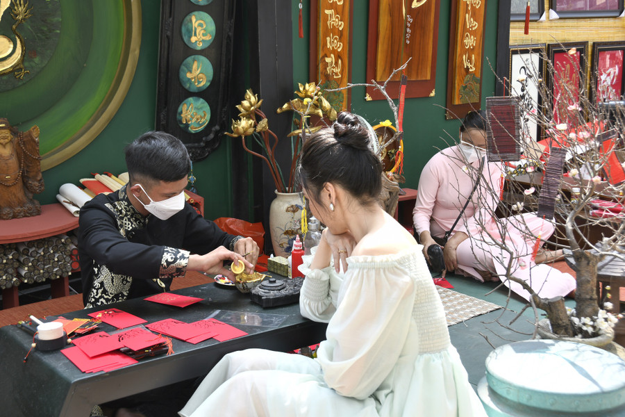 Ông đồ trẻ Hồng Sơn cho chữ tại phố ông đồ